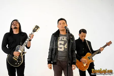 Foto Andra and The BackBone