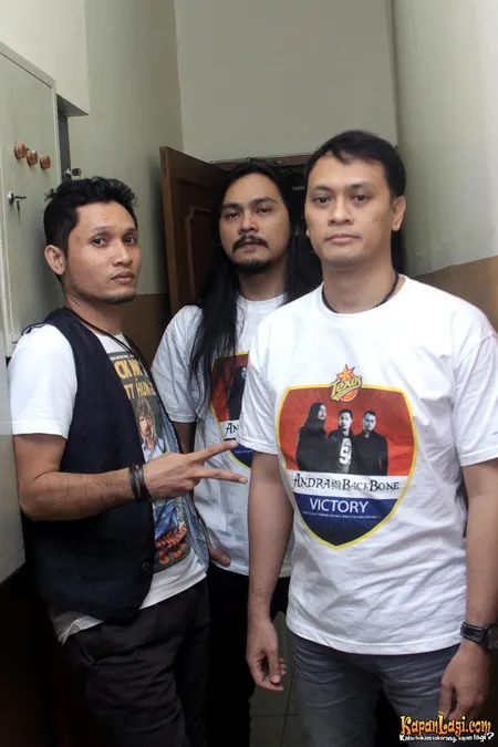 Foto Andra and The BackBone