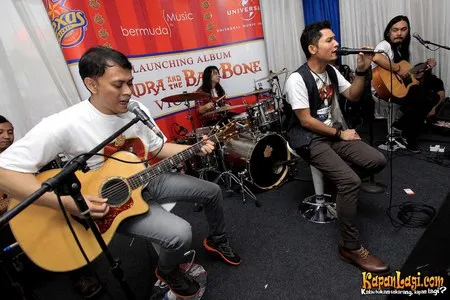 Foto Andra and The BackBone