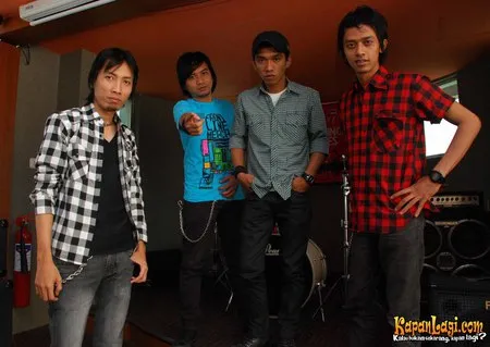 Foto Asbak Band
