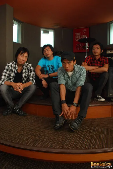Foto Asbak Band