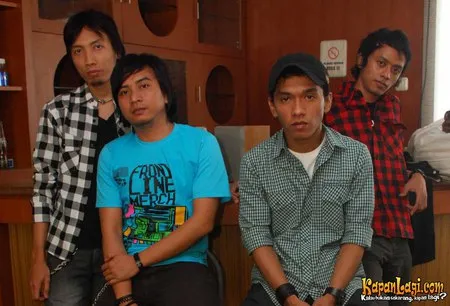 Foto Asbak Band