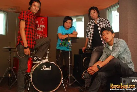 Foto Asbak Band