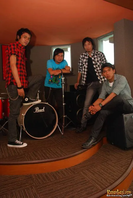 Foto Asbak Band