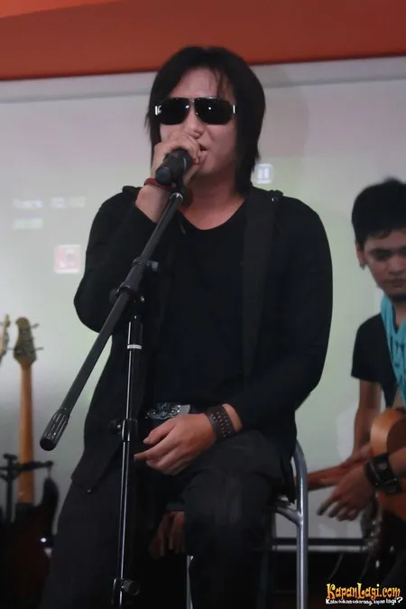 Foto Asbak Band
