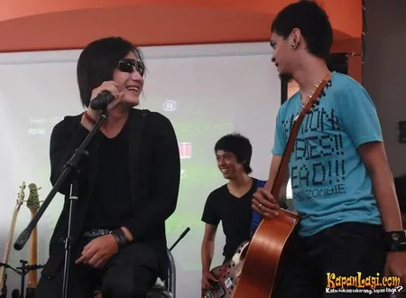 Foto Asbak Band