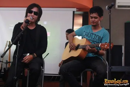 Foto Asbak Band