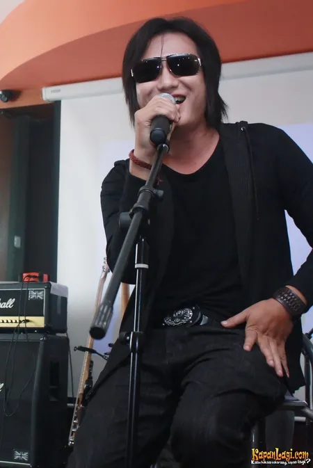 Foto Asbak Band