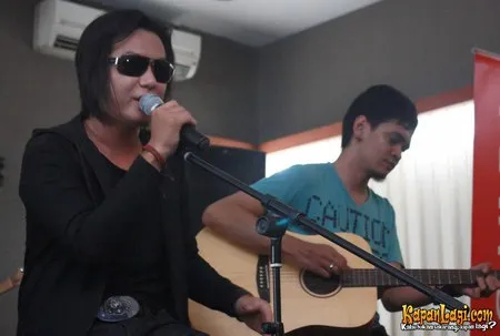 Foto Asbak Band