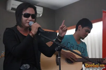 Foto Asbak Band