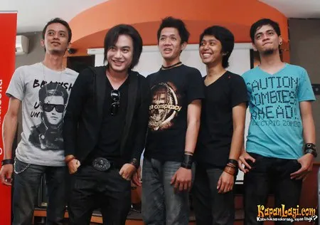 Foto Asbak Band