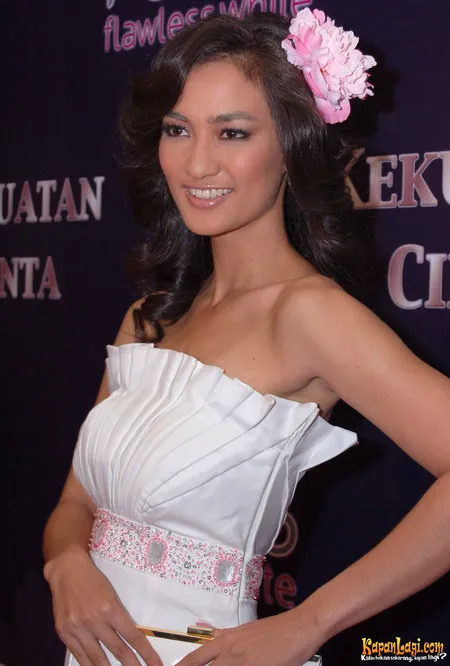 Foto Atiqah Hasiholan. Nomor Foto: 011