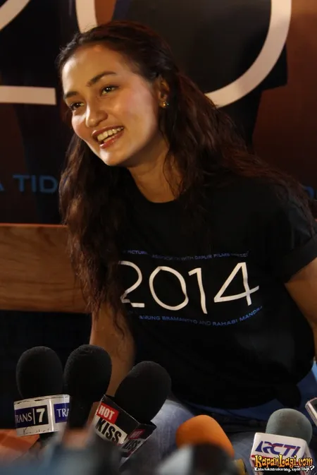 Foto Atiqah Hasiholan