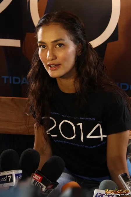 Foto Atiqah Hasiholan