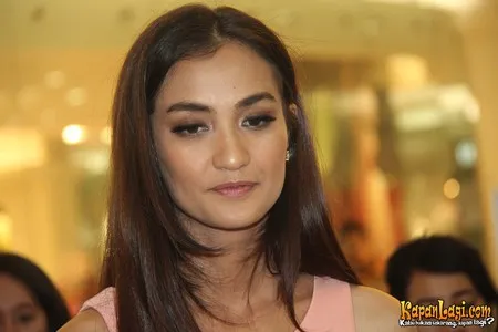 Foto Atiqah Hasiholan