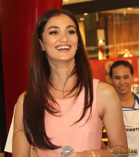 Foto Atiqah Hasiholan