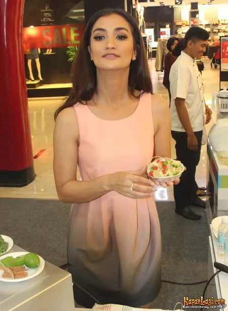 Foto Atiqah Hasiholan