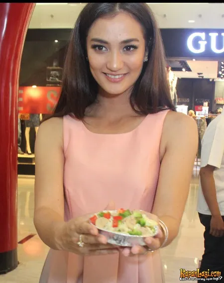 Foto Atiqah Hasiholan