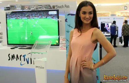 Foto Atiqah Hasiholan