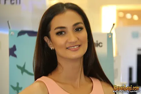 Foto Atiqah Hasiholan