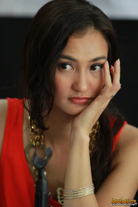 Foto Atiqah Hasiholan