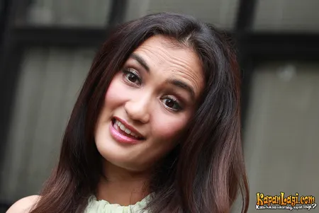 Foto Atiqah Hasiholan