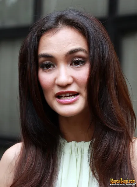 Foto Atiqah Hasiholan