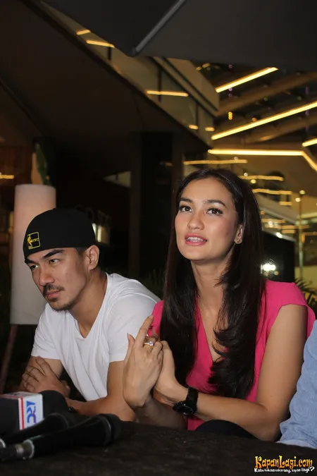 Foto Atiqah Hasiholan