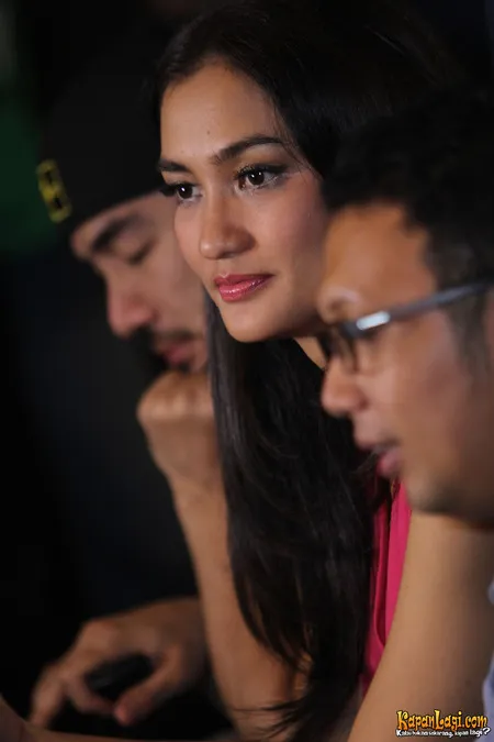 Foto Atiqah Hasiholan