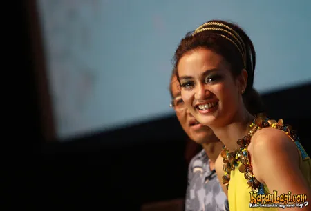 Foto Atiqah Hasiholan