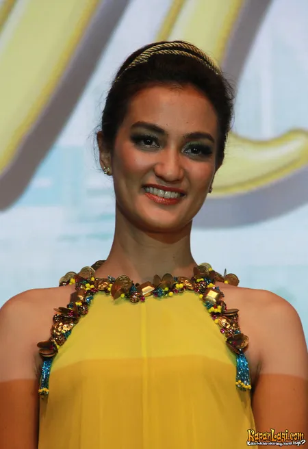 Foto Atiqah Hasiholan