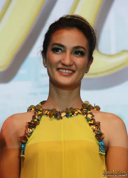 Foto Atiqah Hasiholan