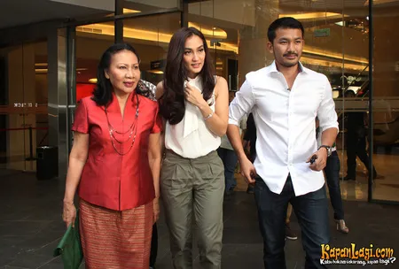 Foto Atiqah Hasiholan