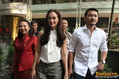 Foto Atiqah Hasiholan