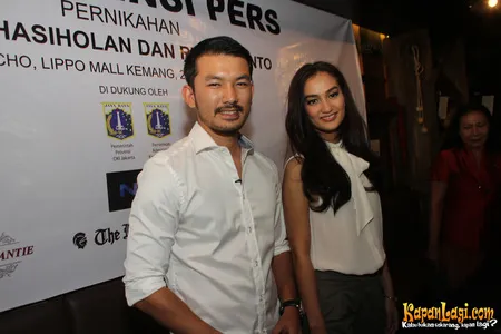 Foto Atiqah Hasiholan