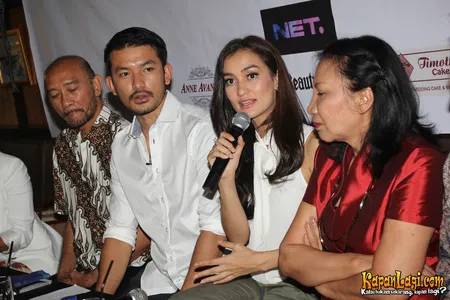 Foto Atiqah Hasiholan