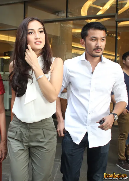 Foto Atiqah Hasiholan