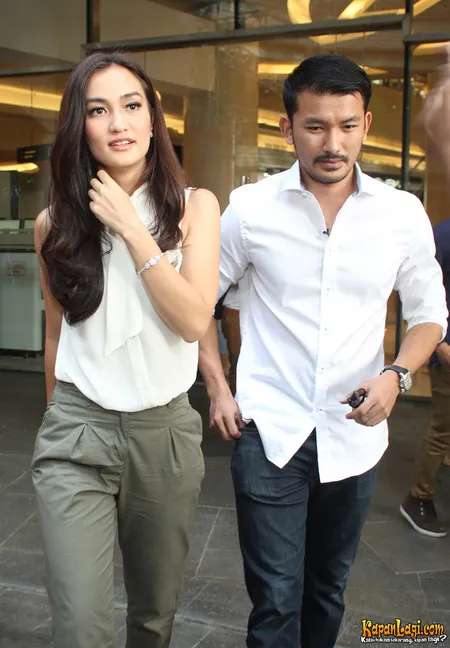 Foto Atiqah Hasiholan