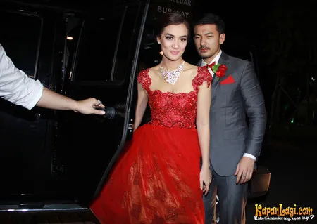 Foto Atiqah Hasiholan