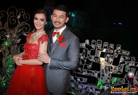 Foto Atiqah Hasiholan