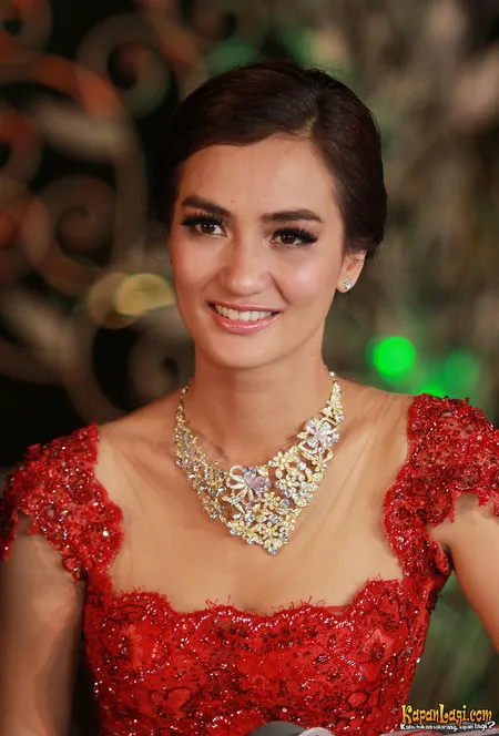 Foto Atiqah Hasiholan