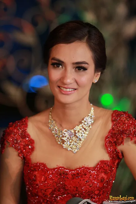 Foto Atiqah Hasiholan