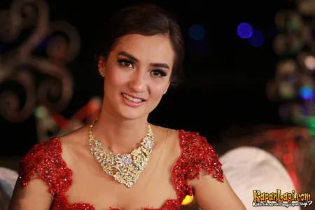 Foto Atiqah Hasiholan