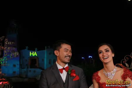 Foto Atiqah Hasiholan