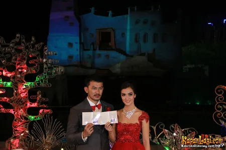 Foto Atiqah Hasiholan