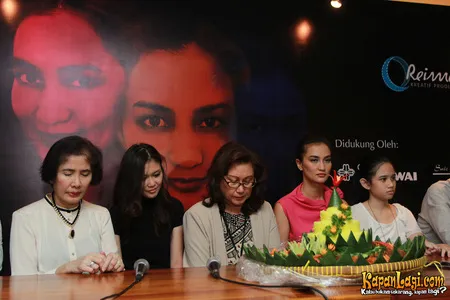 Foto Atiqah Hasiholan