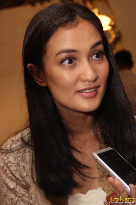 Foto Atiqah Hasiholan