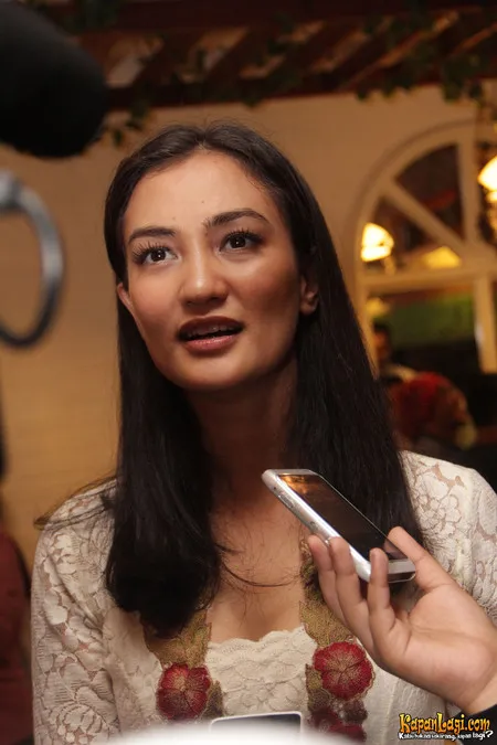 Foto Atiqah Hasiholan
