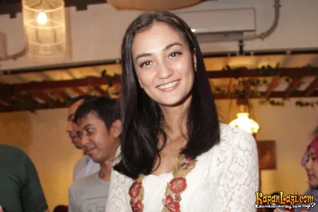Foto Atiqah Hasiholan