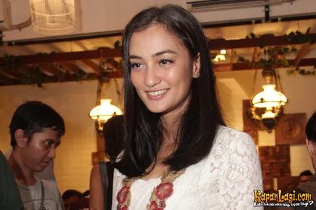 Foto Atiqah Hasiholan